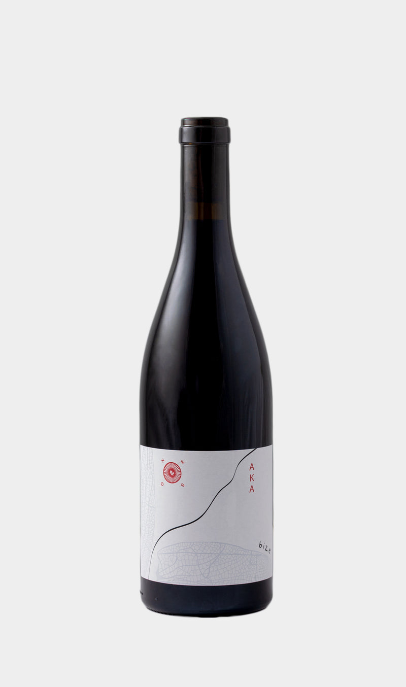 Simon Bize et Fils Savigny-lès-Beaune Aka Rouge 2022 wine bottle with classic Burgundy label and refined branding.