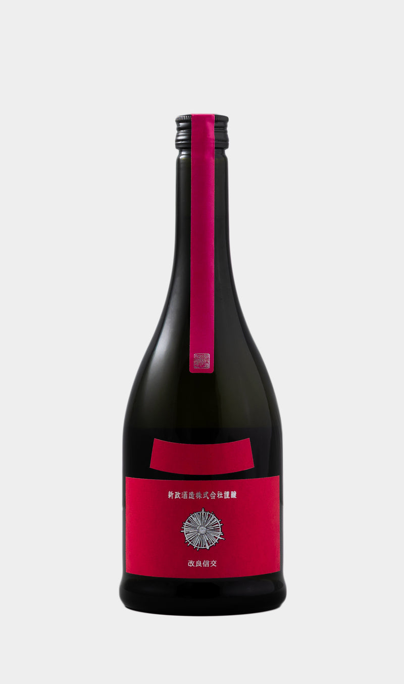 Aramasa Colors Cosmos Kimoto Aki no Sakura Junmai Ginjo sake bottle with floral-inspired design and elegant presentation.